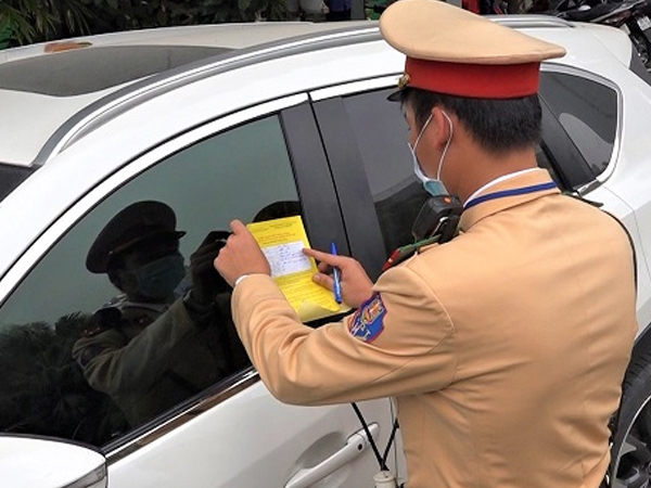 Video: CSGT dán thông báo phạt nguội trên kính xe vi phạm như thế nào?