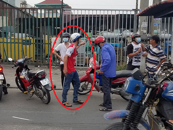 Rút gậy hành hung người ngăn cản sau va chạm giao thông, thanh niên bị dân vây đánh túi bụi