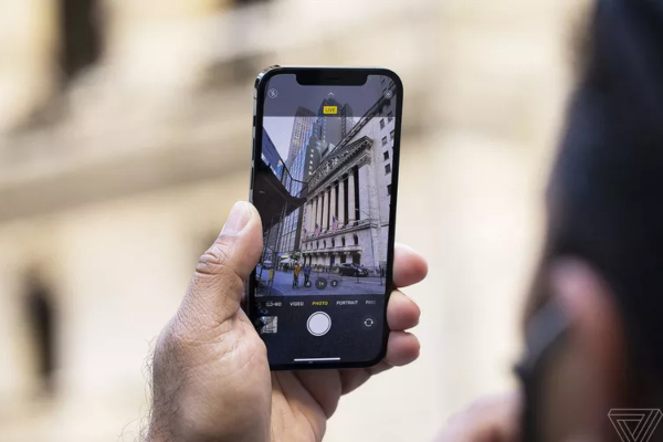 Apple ra mắt iOS 14.3: Kích hoạt tính năng chụp ảnh ProRAW, sửa lỗi tin nhắn gây khó chịu