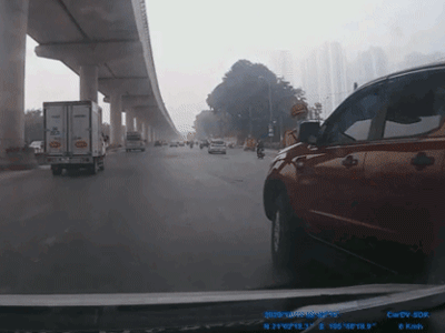 Yêu cầu dừng nhưng tài xế cố tình đánh võng, CSGT vụt vỡ gương xe bán tải