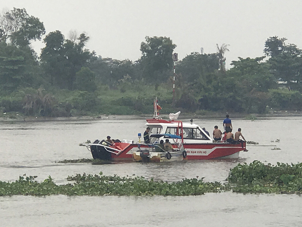Sà lan đâm chìm ghe trên sông Sài Gòn