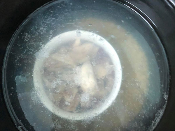 Dở tay nên nhờ chồng đổ thịt ếch vào nồi cháo cho con, vừa mở vung cô vợ đã 'hết hồn' khi chứng kiến thảm họa bên trong