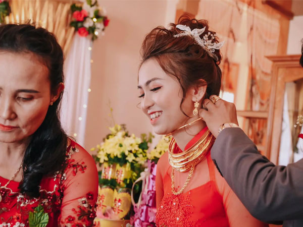 Lên rẫy phụ ba thu hoạch gặp ông chủ vựa nông sản 'hốt luôn', đến ngày cưới cô dâu sinh năm 99 nhận được sương sương 14 cây vàng, 2 sổ đỏ cùng 1 xe ô tô 1,3 tỷ
