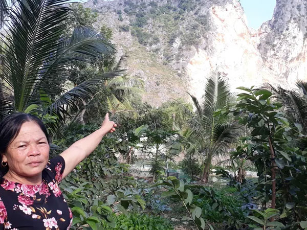 Clip: Người dân la hét khi mìn nổ, bụi mù mịt bao trùm nhà dân