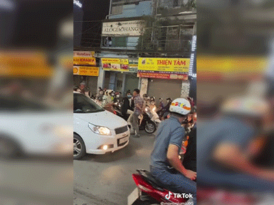 Đứng giữa đường cà khịa từng xe máy, thanh niên bị nhóm đàn ông lao vào đánh túi bụi