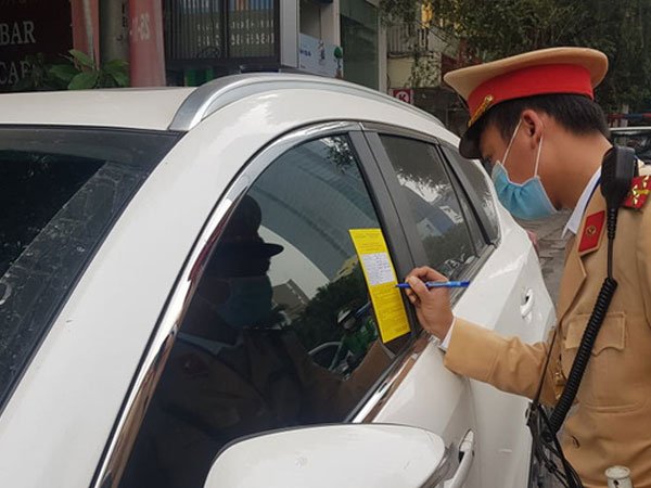 Nhiều tài xế ôtô bất ngờ trong ngày đầu cảnh sát dán thông báo 'phạt nguội'