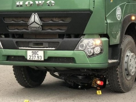 Nam sinh 14 tuổi bị cuốn vào gầm xe tải tử vong trên đường đi học
