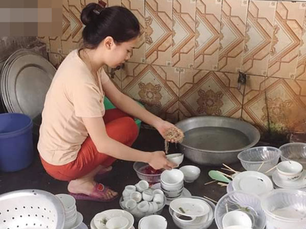 Về ra mắt, cô gái bị đối xử như người giúp việc, bị chê vụng về, nhìn 3 mâm cỗ nhiều người không hiểu lý do