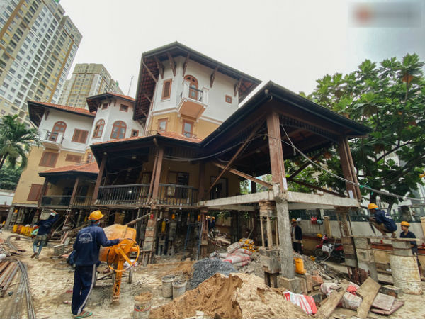 Cận cảnh căn biệt thự ngàn tấn ở phố nhà giàu Sài Gòn được 'thần đèn' nâng cao 2m để chống ngập