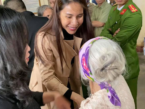 Từng vấp phải vô số ý kiến trái chiều, Thủy Tiên vẫn tự bỏ hơn 1 tỷ đồng hỗ trợ người dân vùng lũ miền Trung đợt 4