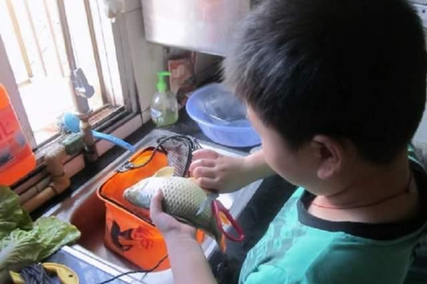 Mẹ hứa đưa đi chơi nhưng 'bùng kèo', cậu bé nói một câu, sếp của mẹ rơi nước mắt liền cho nghỉ phép ngay lập tức