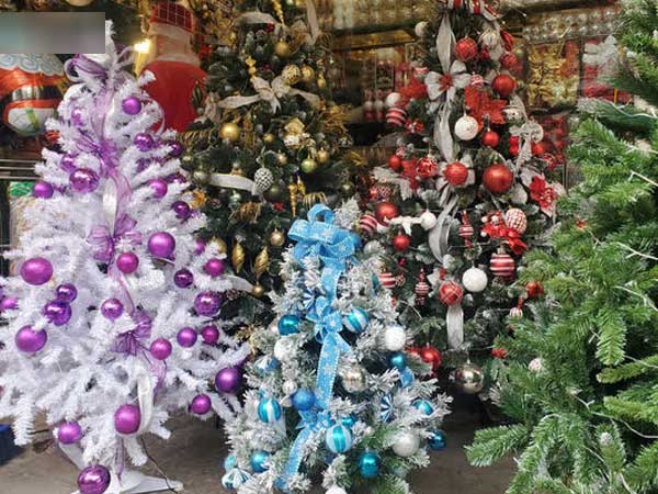 Sát Giáng sinh, cửa hàng ồ ạt đại hạ giá cây thông Noel xuống 50.000 đồng vì đói khách