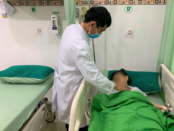 Bé gái 4 tuổi nuốt đồng xu vào bụng trong lúc chơi đùa