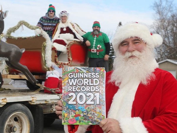'Ông già Noel' lập kỷ lục Guinness khi kéo xe tải chở đầy xe tuần lộc