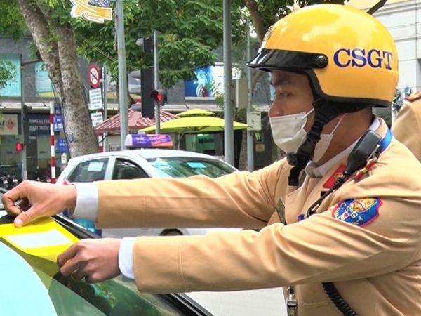 Video: Trong 1 ngày, HN phạt 236 vụ dừng đỗ sai qui định, dán 'note vàng' 11 xe