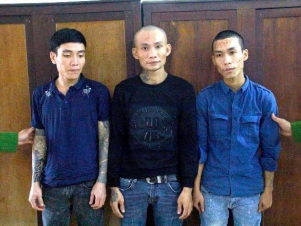 Nhóm thanh niên xăm trổ vác súng đi đòi nợ, đập phá quán game