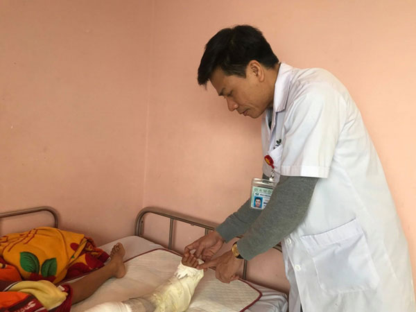 Bé trai bị máy xúc cán dập nát cẳng chân