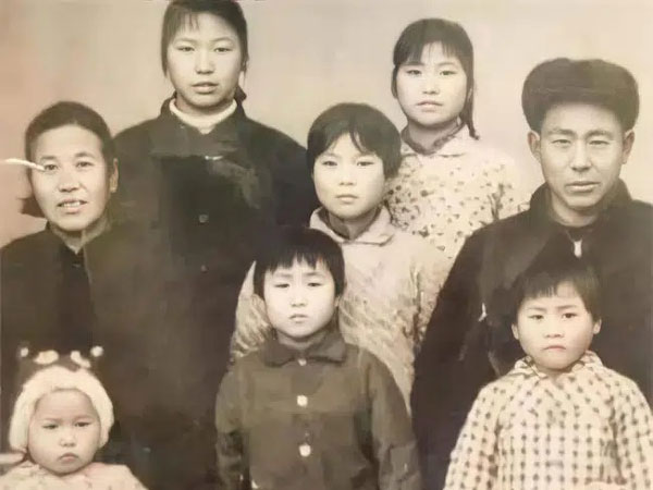 Ông bố đẻ 8 cô con gái bị họ hàng cười nhạo 'Sau này không có thằng chống gậy', nhiều năm sau ai cũng ghen tị nổ đom đóm mắt