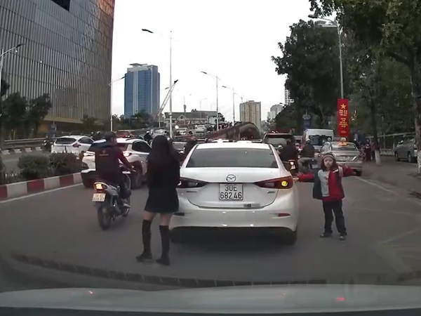 Video: Ngán ngẩm với nữ tài xế đỗ xe giữa đường đông đúc rồi chạy đi đón con nhỏ
