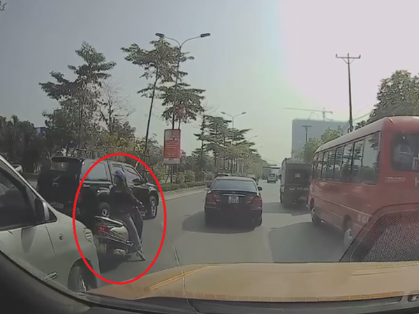 Video: Cả phố bỗng ùn tắc, các tài xế xôn xao tưởng có 'biến' hóa ra nguyên nhân chỉ vì một người phụ nữ