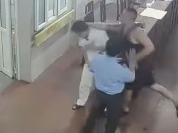 Vụ bác sĩ, điều dưỡng bị nhóm người đánh, bóp cổ: Chỉ phạt hành chính những người liên quan?