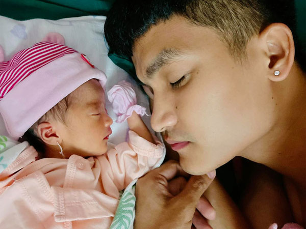 Mạc Văn Khoa công khai cận mặt con gái đầu lòng nặng 1,9kg vì sinh non: 'Từ giờ em chỉ có cười từng phút, từng giây, từng ngày thôi'