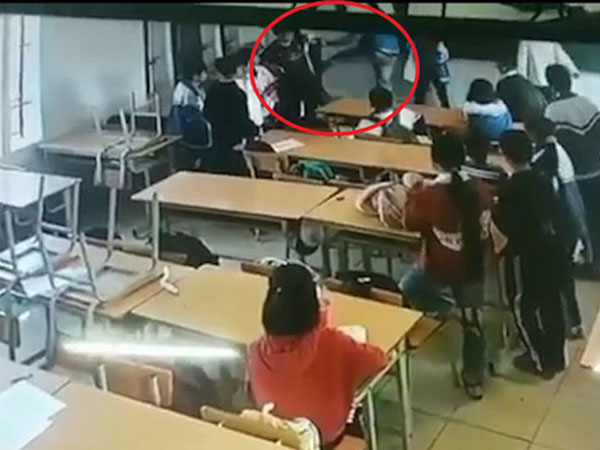 Xôn xao vụ phụ huynh xông vào tận lớp đấm, đá học sinh lớp 6