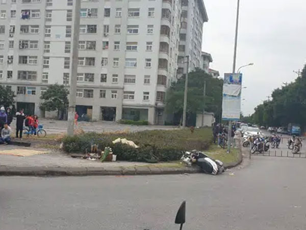Va chạm với xe buýt, nam thanh niên bị hất văng lên vỉa hè, tử vong tại chỗ