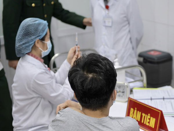 Nam thanh niên đầu tiên được tiêm vaccine Covid-19 Việt Nam