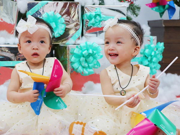 ẢNH, CLIP: Chị em Trúc Nhi - Diệu Nhi cười tít mắt, nắm tay bố mẹ đến BV đón giáng sinh cùng các bạn