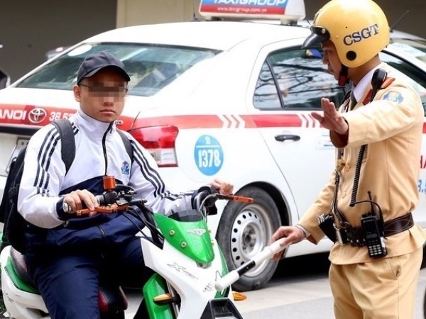 Người đi xe máy dưới 50 phân khối sẽ phải có bằng lái