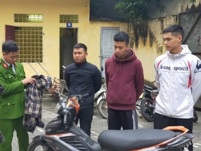 Bắt 3 đối tượng ném chất bẩn vào tư gia vợ chồng nhà báo