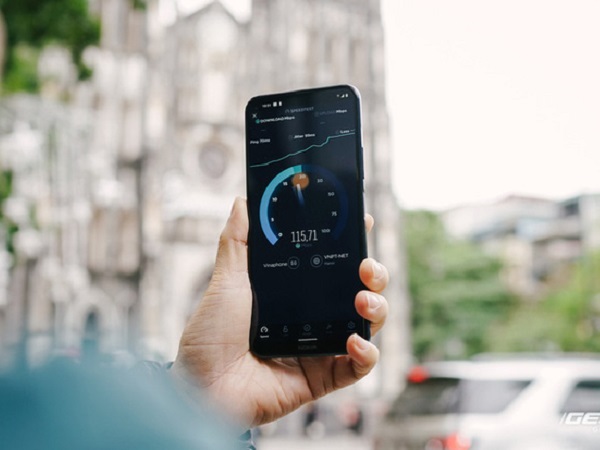VinaPhone phát sóng 5G tại phố đi bộ Hoàn Kiếm: Tốc độ tối đa đạt 1.3Gbps, tải PUBG Mobile chỉ mất 30 giây