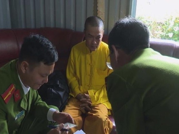 Đóng giả tu sĩ, đánh tráo tiền cúng bằng 'vàng mã'