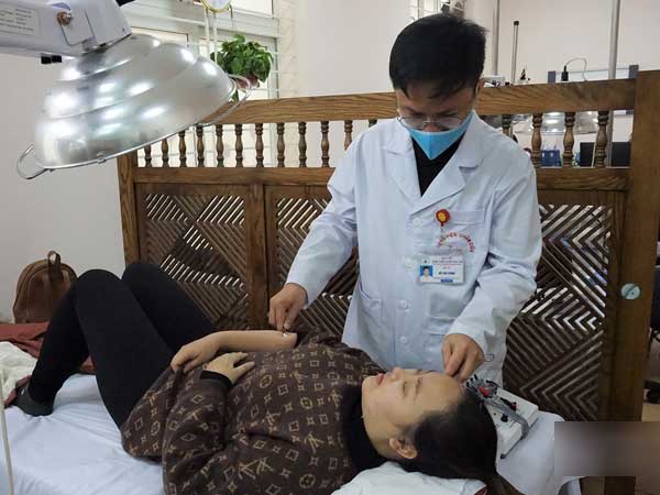 Thói quen xấu khiến nhiều người trẻ liệt mặt, méo miệng khi trời lạnh