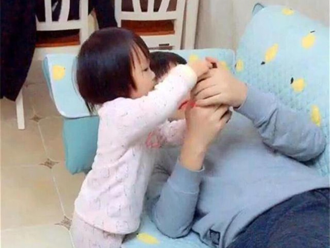 Con gái nghịch điện thoại của bố, người vợ bàng hoàng phát hiện bí mật của chồng khiến nhà tan cửa nát