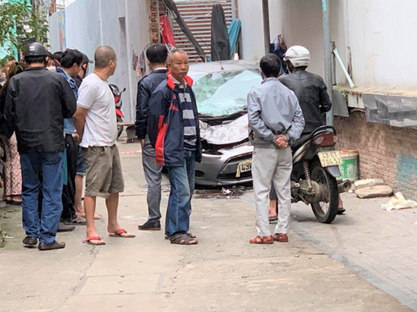 Rơi từ tầng 20 khách sạn xuống trúng đầu ô tô 4 chỗ, người đàn ông tử vong