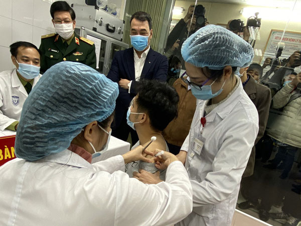 Thông tin mới về sức khoẻ 3 người tình nguyện sau tiêm vắc-xin Covid-19