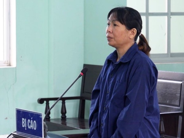 Nữ nhân viên y tế 'dỏm' lừa tiêm phòng vắc xin COVID-19 giả lĩnh án 4 năm tù
