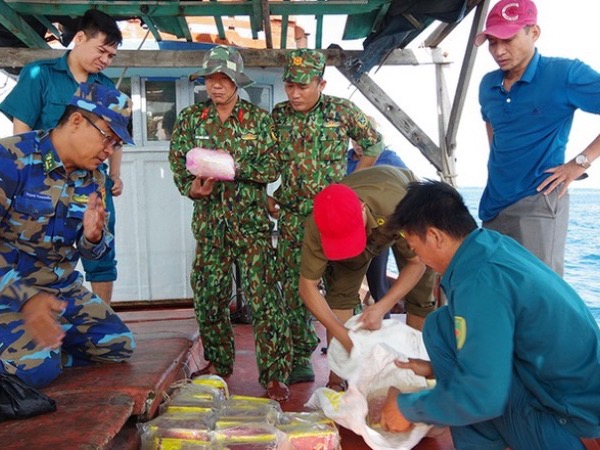 Quân đội phát hiện 20kg ma tuý 'vô chủ' trôi dạt trên biển