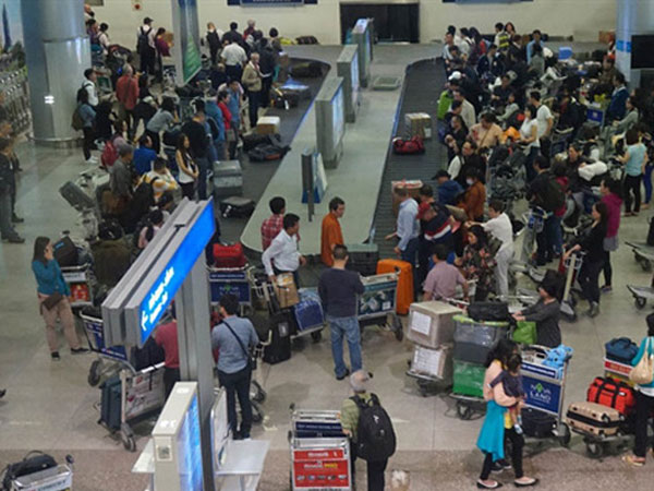 Khách nữ giật tóc, xô xát ngay tại băng chuyền sân bay Tân Sơn Nhất bị cấm bay