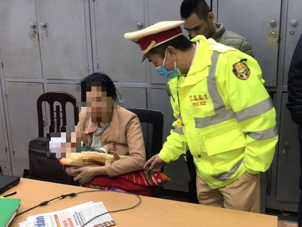 Cảnh sát giao thông cứu người mẹ ôm con nhỏ định nhảy cầu tự tử