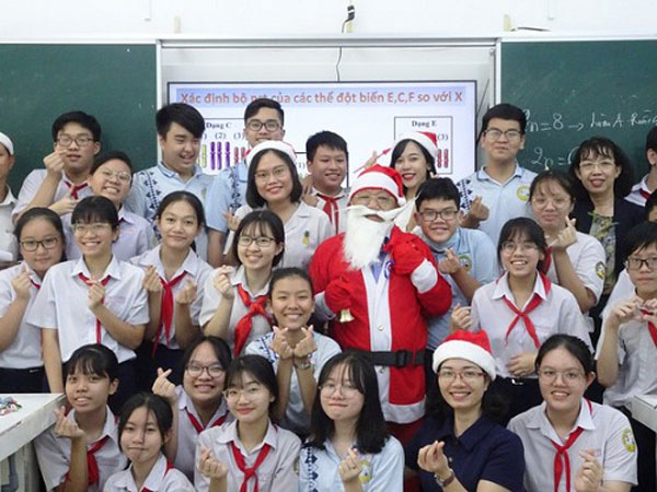 Thầy giáo 'nhà người ta': Hóa trang thành ông già Noel, phát quà là iPhone 12 'không hề giả trân'