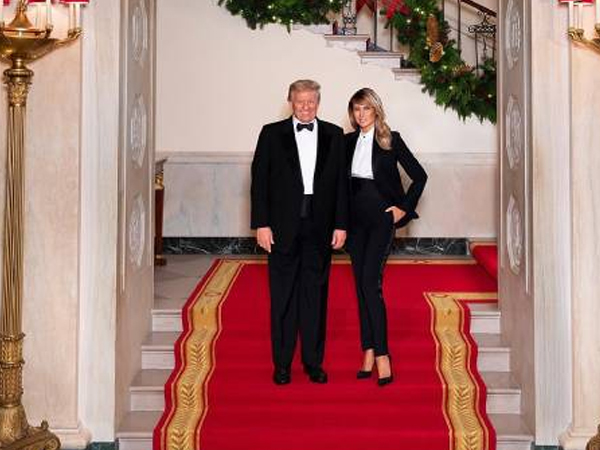 Vợ chồng Tổng thống Trump rạng rỡ trong ảnh Giáng sinh chính thức, dân mạng tinh mắt nhận ra một chi tiết gây khó hiểu