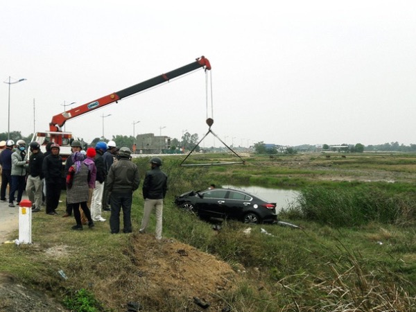 Xe Toyota Vios tông bay cột mốc lao xuống ruộng, tài xế tử vong trong xe