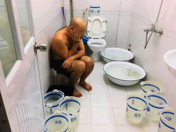 Đàn ông trông vợ đẻ thì thấy cũng nhiều, nhưng anh chàng này than thở việc thức đêm thức hôm để ngóng cả chục 'cái thau... đang đẻ' hút hàng chục nghìn like