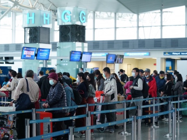 Đi tàu, xe, máy bay dịp Tết: Phải có khẩu trang mới được vào sân bay, nhà ga