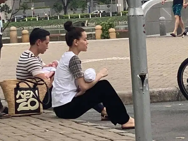 Thích thú trước hình ảnh đời thường của Hồ Ngọc Hà và Kim Lý khi đưa hai con đi dạo phố