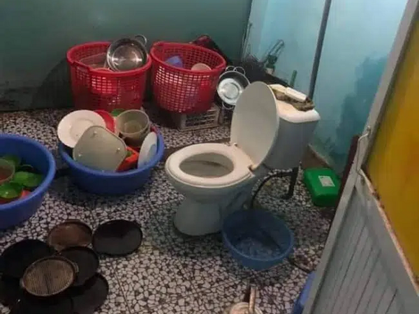 Cô gái khóc thét sau khi về nhà bạn trai chơi, dân tình cũng giật mình khi trông thấy chiếc toilet nằm chình ình giữa bếp