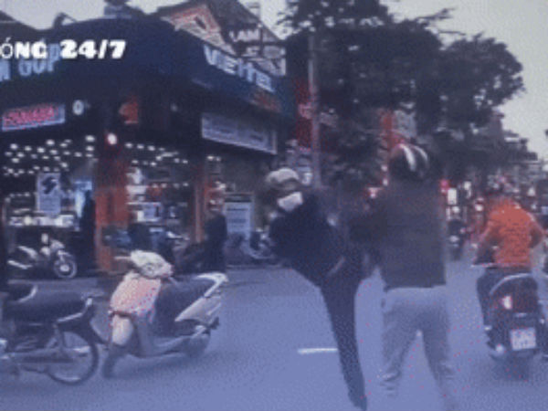 2 thanh niên rượt đuổi, đánh nhau giữa ngã tư sau pha va chạm giao thông
